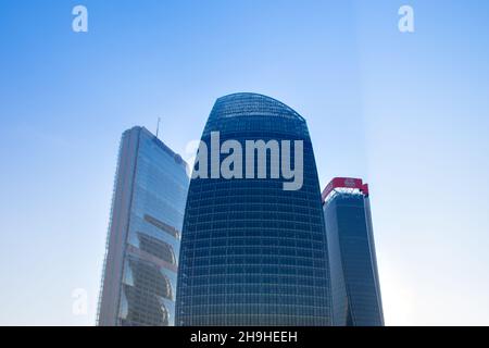 Ein interessanter, ungewöhnlicher Blick auf die Wolkenkratzer von CityLife bei Tag, Mailand, Italien Stockfoto