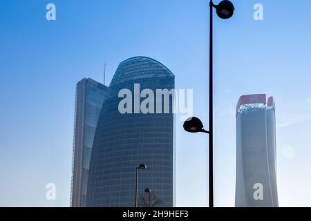 Ein interessanter, ungewöhnlicher Blick auf die Wolkenkratzer von CityLife bei Tag, Mailand, Italien Stockfoto