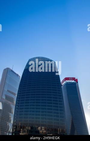 Ein interessanter, ungewöhnlicher Blick auf die Wolkenkratzer von CityLife bei Tag, Mailand, Italien Stockfoto