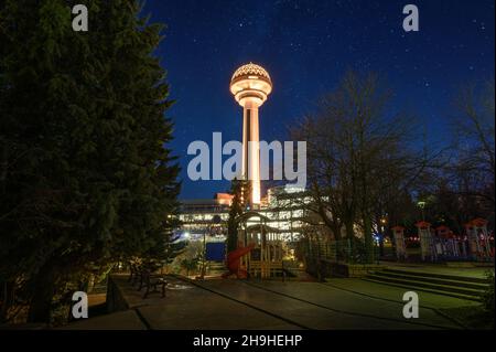 Atakule Tower, Buit im Jahr 1989 als einzigartiges Wahrzeichen von Ankara, Türkei bei Nacht Stockfoto
