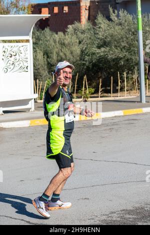 El Madher, Batna, Algerien - 12-04-2021: Läufer, die nach 22 km von Batna City nach El Madher Ci um den Sieg beim Medghacen International Marathon kämpfen Stockfoto