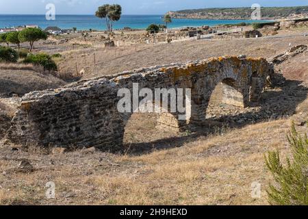 Reste der römischen Aquädukt von Punta Paloma. Baelo Claudia archäologische Stätte. Tarifa, Cadiz. Andalusien, Spanien. Stockfoto