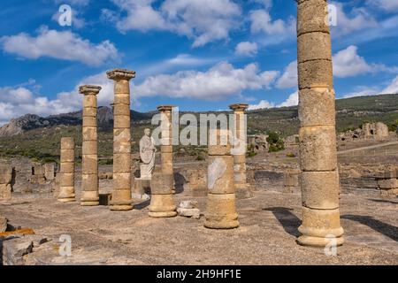 Römische Ruinen von Baelo Claudia in der Provinz Bolonia Cadiz, Spanien. Statue des Kaiser Trajan in der Basilika neben dem Forum Stockfoto