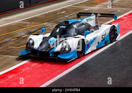 Drei Viertel Vorderansicht eines Ligier JSP3, der sich für die Masters Endurance Legends qualifiziert, beim Silverstone Classic 2021 Stockfoto