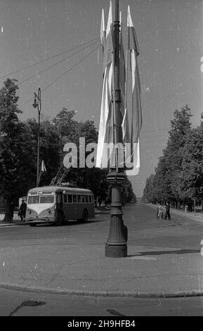 Warszawa, 1948-07-22. Flagi narodowe zawiezone na latarni ulicznej z okazji Narodowego Œwiêta Odrodzenia Polski. Widok od Belwederu na Aleje Ujazdowskie w stronê pl. Trzech Krzy¿y. A ulicy trolejbus linii C. bb PAP/Stanis³aw D¹browiecki Warschau, 22. Juli 1948. Nationalflaggen auf der Straßenlaterne am polnischen Rebirth Day. Der Blick auf die Ujazdowskie Avenue in Richtung Trzech Krzyzy Platz vom Schloss Belvedere. Die C-Linie Bus. bb PAP/Stanislaw Dabrowiecki Stockfoto