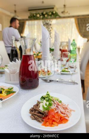 Schöne Tisch mit Gläsern und Besteck, für festliche Ereignis vorbereitet. Besonderen Anlass celebrted in Luxus Restaurant oder Cafe. Tabelle einstellen Stockfoto