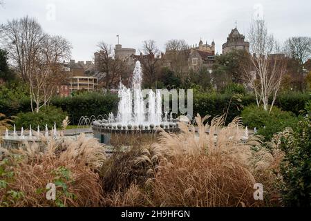 Windsor, Großbritannien. 7th. Dezember 2021. Der Diamond Jubilee Fountain in Windsor. Es war heute ein ruhiger Tag in Windsor, da viele Menschen auf den Rat folgten, wegen des Sturms Barra drinnen zu bleiben. Bis heute Abend gibt es eine gelbe Wetterwarnung für starke Winde und starken Regen. Quelle: Maureen McLean/Alamy Live News Stockfoto