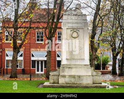 War Memorial in Albert Bentley Place City of Salford Greater Manchester England Stockfoto