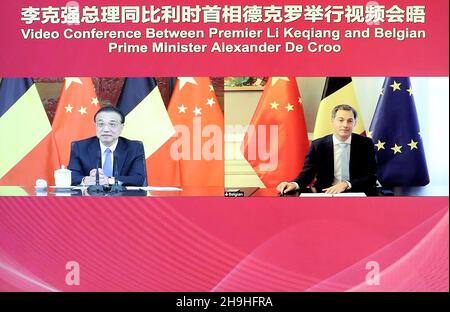 Peking, China. 7th Dez 2021. Der chinesische Premierminister Li Keqiang trifft sich mit dem belgischen Premierminister Alexander De Croo per Videolink in Peking, der Hauptstadt Chinas, am 7. Dezember 2021. Quelle: Liu Weihing/Xinhua/Alamy Live News Stockfoto