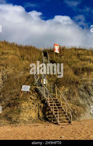 Ein vorübergehender Treppenflug über eine instabile Klippe bei Burton Bradstock an der Jurassic Coast in Dorset, England, Großbritannien Stockfoto