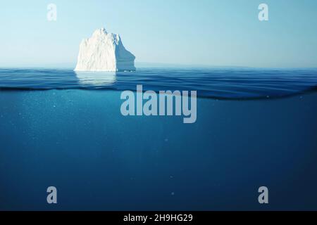 Eisberg schwimmt im Meer mit Blick unter Wasser. Gletscherschmelzen und Konzept der globalen Erwärmung Stockfoto