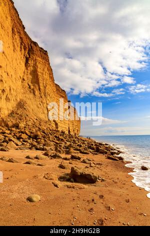 Einer der häufigen Kollaps des instabilen und gefährlichen Burton-Sandstein-Kliffs an der Jurassic Coast bei Burton Bradstock, Dorset, England, Großbritannien Stockfoto