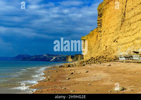 Einer der häufigen Kollaps des instabilen und gefährlichen Burton-Sandstein-Kliffs an der Jurassic Coast bei Burton Bradstock, Dorset, England, Großbritannien Stockfoto