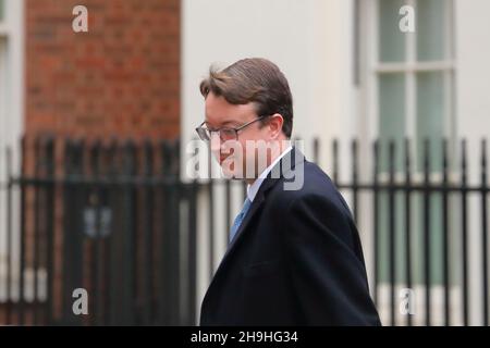 London, Großbritannien. 7th Dez 2021. Finanzminister Simon Clarke verlässt nach der wöchentlichen Kabinettssitzung die Downing Street Nr. 10. Quelle: Uwe Deffner/Alamy Live News Stockfoto