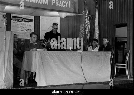 Warszawa, 1948-07-29. Elektrowna Warszawska otrzyma³a sztandar przechodni, ufundowany przez Centralny Zarz¹d Energetyki, za zwyciêstwo osi¹gniête we wspó³zawodnictwie pracy z elektrowni¹ ³ódzk¹. 27 przodowników pracy z Elektrowni Warszawskiej otrzyma³o nagrotty pieniê¿ne. NZ. uroczystoœæ wrêczenia sztandaru i nagród w Elektrowni Warszawskiej. mta PAP Warschau, 29. Juli 1948. Das Warschauer Kraftwerk erhielt ein Challenge-Banner, das vom Power Industry Central Management für den Gewinn des Arbeitswettbewerbs mit dem Kraftwerk Lodz finanziert wurde. 27 Helden der Arbeit aus dem Warschauer Kraftwerk erhielten Geldpreise Stockfoto