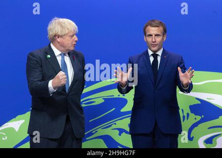 GLASGOW, SCHOTTLAND, Vereinigtes Königreich - 01. November 2021 - der britische Premierminister Boris Johnson begrüßt den französischen Präsidenten Emmanuel Macron beim UN-Gipfel COP26 - Pho Stockfoto