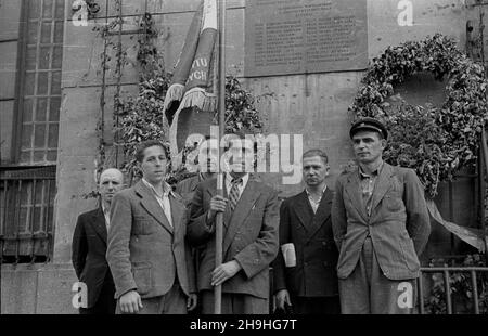 Warszawa, 1948-07-29. Elektrowna Warszawska otrzyma³a sztandar przechodni, ufundowany przez Centralny Zarz¹d Energetyki, za zwyciêstwo osi¹gniête we wspó³zawodnictwie pracy z elektrowni¹ ³ódzk¹. 27 przodowników pracy z Elektrowni Warszawskiej otrzyma³o nagrotty pieniê¿ne. NZ. uroczystoœæ wrêczenia sztandaru i nagród w Elektrowni Warszawskiej; przodownicy pracy przed tablic¹ ku czci pracowników zak³adu poleg³ych w czasie wojny. mta PAP Warschau, 29. Juli 1948. Das Warschauer Kraftwerk erhielt ein Challenge-Banner, das vom zentralen Management der Energiewirtschaft für den Gewinn des Arbeitswettbewerbs mit finanziert wurde Stockfoto