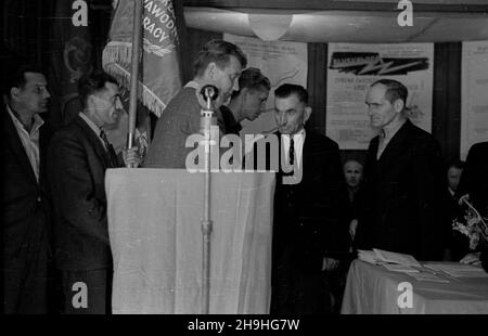 Warszawa, 1948-07-29. Elektrowna Warszawska otrzyma³a sztandar przechodni, ufundowany przez Centralny Zarz¹d Energetyki, za zwyciêstwo osi¹gniête we wspó³zawodnictwie pracy z elektrowni¹ ³ódzk¹. 27 przodowników pracy z Elektrowni Warszawskiej otrzyma³o nagrotty pieniê¿ne. NZ. uroczystoœæ wrêczenia sztandaru i nagród w Elektrowni Warszawskiej. mta PAP Warschau, 29. Juli 1948. Das Warschauer Kraftwerk erhielt ein Challenge-Banner, das vom Power Industry Central Management für den Gewinn des Arbeitswettbewerbs mit dem Kraftwerk Lodz finanziert wurde. 27 Helden der Arbeit aus dem Warschauer Kraftwerk erhielten Geldpreise Stockfoto