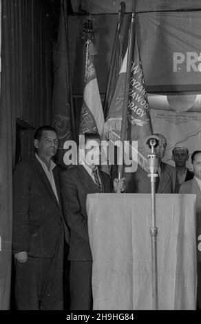 Warszawa, 1948-07-29. Elektrowna Warszawska otrzyma³a sztandar przechodni, ufundowany przez Centralny Zarz¹d Energetyki, za zwyciêstwo osi¹gniête we wspó³zawodnictwie pracy z elektrowni¹ ³ódzk¹. 27 przodowników pracy z Elektrowni Warszawskiej otrzyma³o nagrotty pieniê¿ne. NZ. uroczystoœæ wrêczenia sztandaru i nagród w Elektrowni Warszawskiej. mta PAP Warschau, 29. Juli 1948. Das Warschauer Kraftwerk erhielt ein Challenge-Banner, das vom Power Industry Central Management für den Gewinn des Arbeitswettbewerbs mit dem Kraftwerk Lodz finanziert wurde. 27 Helden der Arbeit aus dem Warschauer Kraftwerk erhielten eine Geldprämierung Stockfoto