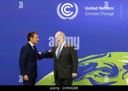GLASGOW, SCHOTTLAND, Vereinigtes Königreich - 01. November 2021 - der britische Premierminister Boris Johnson begrüßt den französischen Präsidenten Emmanuel Macron beim UN-Gipfel COP26 - Pho Stockfoto