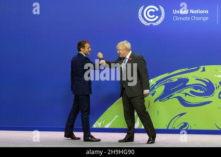 GLASGOW, SCHOTTLAND, Vereinigtes Königreich - 01. November 2021 - der britische Premierminister Boris Johnson begrüßt den französischen Präsidenten Emmanuel Macron beim UN-Gipfel COP26 - Pho Stockfoto
