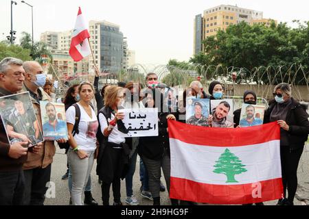 Beirut, Libanon. 07th Dez 2021. Familien der Opfer von Port Blast protestieren in der Nähe des UNESCO-Palastes, wo eine Parlamentssitzung stattfindet, Beirut, Libanon, Dezember 7 2021. Angehörige von mehr als 220 Opfern der Explosion warten immer noch darauf, dass die Justiz Licht auf die Ereignisse vom 4 2020. August wirft. (Foto von Elisa Gestri/ Quelle: SIPA USA/Alamy Live News Stockfoto