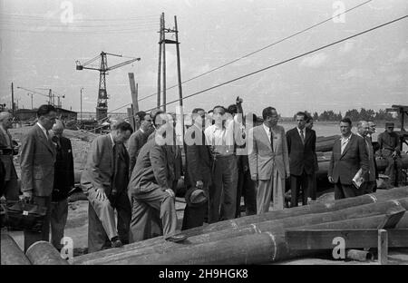 Warszawa, 1948-08-01. Wizyta ministra handlu zagranicznego Czechos³owacji Antona Gregora (C, z kapeluszem w rêku) na placu budowy Trasy W-z. NZ. Delegacja rz¹du Czechos³owacji na budowie mostu Œl¹sko-D¹browskiego w towarzystwie Komisarza Odbudowy ds. Trasy W-Z Józefa Sigalina (C, w koszuli). mta PAP Dok³adny dzieñ wydarzenia nieustalony. Warschau, 1. August 1948. Der Besuch des tschechoslowakischen Außenwirtschaftsministers Anton Gregor (in der Mitte mit Hut in der Hand) auf der Baustelle der W-Z-Strecke (Ost-West). Im Bild: Die tschechoslowakische Regierungsdelegation auf der Baustelle des SLA Stockfoto