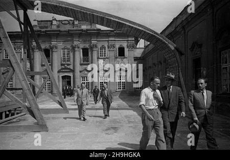 Warszawa, 1948-08-01. Wizyta ministra handlu zagranicznego Czechos³owacji Antona Gregora (2P) na placu budowy Trasy W-z. NZ. Delegacja rz¹du Czechos³owacji na dziedziñcu pa³acu Pod Blach¹; ministrowi towarzyszy Komisarz Odbudowy ds. Trasy W-Z Józef Sigalin (3P) oraz cz³onek Polskiej Partii Robotniczej Stefan Jêdrychowski (P). mta PAP Dok³adny dzieñ wydarzenia nieustalony. Warschau, 1. August 1948. Der Besuch des tschechoslowakischen Außenwirtschaftsministers Anton Gregor (2nd rechts) auf der Baustelle der W-Z-Strecke (Ost-West). Im Bild: Die Delegation der tschechoslowakischen Regierung im Hof von Pod Bla Stockfoto