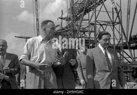 Warszawa, 1948-08-01. Wizyta ministra handlu zagranicznego Czechos³owacji Antona Gregora (C) na placu budowy Trasy W-z. NZ. Delegacja rz¹du Czechos³owacji na budowie mostu Œl¹sko-D¹browskiego w towarzystwie Komisarza Odbudowy ds. Trasy W-Z Józefa Sigalina (2L, na czele). mta PAP Dok³adny dzieñ wydarzenia nieustalony. Warschau, 1. August 1948. Der Besuch des tschechoslowakischen Außenwirtschaftsministers Anton Gregor (in der Mitte) auf der Baustelle der W-Z-Strecke (Ost-West). Im Bild: Die tschechoslowakische Regierungsdelegation auf der Baustelle der Slasko-Dabrowski-Brücke, begleitet von Comm Stockfoto