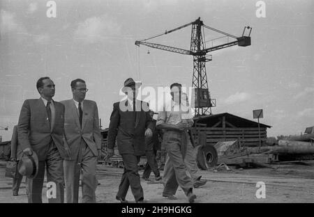 Warszawa, 1948-08-01. Wizyta ministra handlu zagranicznego Czechos³owacji Antona Gregora (3L) na placu budowy Trasy W-z. NZ. Delegacja rz¹du Czechos³owacji na budowie mostu Œl¹sko-D¹browskiego w towarzystwie Komisarza Odbudowy ds. Trasy W-Z Józefa Sigalina (4L) oraz cz³onka Polskiej Partii Robotniczej Stefana Jêdrychowskiego (P). mta PAP Dok³adny dzieñ wydarzenia nieustalony. Warschau, 1. August 1948. Der Besuch des tschechoslowakischen Außenwirtschaftsministers Anton Gregor (3rd links) auf der Baustelle der W-Z (Ost-West) Route. Im Bild: Die tschechoslowakische Regierungsdelegation beim Bau Stockfoto