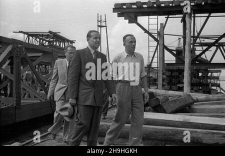 Warszawa, 1948-08-01. Wizyta ministra handlu zagranicznego Czechos³owacji Antona Gregora (2P) na placu budowy Trasy W-z. NZ. Delegacja rz¹du Czechos³owacji na budowie mostu Œl¹sko-D¹browskiego w towarzystwie Komisarza Odbudowy ds. Trasy W-Z Józefa Sigalina (1P). mta PAP Dok³adny dzieñ wydarzenia nieustalony. Warschau, 1. August 1948. Der Besuch des tschechoslowakischen Außenwirtschaftsministers Anton Gregor (2nd rechts) auf der Baustelle der W-Z-Strecke (Ost-West). Im Bild: Die tschechoslowakische Regierungsdelegation auf der Baustelle der Slasko-Dabrowski-Brücke in Begleitung des Kommissars für Stockfoto