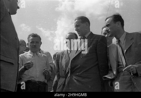 Warszawa, 1948-08-01. Wizyta ministra handlu zagranicznego Czechos³owacji Antona Gregora (2P) na placu budowy Trasy W-z. NZ. Delegacja rz¹du Czechos³owacji na budowie mostu Œl¹sko-D¹browskiego. mta PAP Dok³adny dzieñ wydarzenia nieustalony. Warschau, 1. August 1948. Der Besuch des tschechoslowakischen Außenwirtschaftsministers Anton Gregor (2nd rechts) auf der Baustelle der W-Z-Strecke (Ost-West). Im Bild: Die tschechoslowakische Regierungsdelegation auf der Baustelle der Slasko-Dabrowski-Brücke. mta PAP Stockfoto