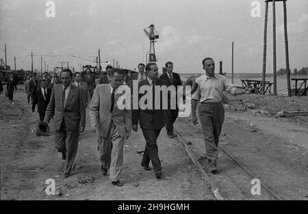 Warszawa, 1948-08-01. Wizyta ministra handlu zagranicznego Czechos³owacji Antona Gregora (2P, na czele) na placu budowy Trasy W-z. NZ. Delegacja rz¹du Czechos³owacji na budowie mostu Œl¹sko-D¹browskiego w towarzystwie Komisarza Odbudowy ds. Trasy W-Z Józefa Sigalina (1P, na czele) oraz cz³onka Polskiej Partii Robotniczej Stefana Jêdrychowskiego (1L, na czele). mta PAP Dok³adny dzieñ wydarzenia nieustalony. Warschau, 1. August 1948. Der Besuch des tschechoslowakischen Außenwirtschaftsministers Anton Gregor (2nd rechts, an der Spitze) auf der Baustelle der W-Z-Strecke (Ost-West). Im Bild: Die Tschechoslowakei Stockfoto