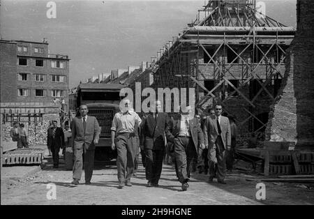 Warszawa, 1948-08-01. Wizyta ministra handlu zagranicznego Czechos³owacji Antona Gregora (3L) na placu budowy Trasy W-z. NZ. Delegacja rz¹du Czechos³owacji na budowie osiedla mieszkaniowego na Mariensztacie w towarzystwie m.in.: Komisarza Odbudowy ds. Trasy W-Z Józefa Sigalina (2L), cz³onka Polskiej Partii Robotniczej Stefana Jêdrychowskiego (1L). mta PAP Dok³adny dzieñ wydarzenia nieustalony. Warschau, 1. August 1948. Der Besuch des tschechoslowakischen Außenwirtschaftsministers Anton Gregor (3rd links) auf der Baustelle der W-Z (Ost-West) Route. Im Bild: Die tschechoslowakische Regierungsdelegation bei Stockfoto