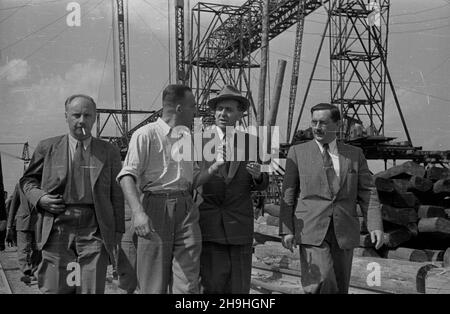 Warszawa, 1948-08-01. Wizyta ministra handlu zagranicznego Czechos³owacji Antona Gregora (2P) na placu budowy Trasy W-z. NZ. Delegacja rz¹du Czechos³owacji na budowie mostu Œl¹sko-D¹browskiego w towarzystwie Komisarza Odbudowy ds. Trasy W-Z Józefa Sigalina (2L). mta PAP Dok³adny dzieñ wydarzenia nieustalony. Warschau, 1. August 1948. Der Besuch des tschechoslowakischen Außenwirtschaftsministers Anton Gregor (2nd rechts) auf der Baustelle der W-Z-Strecke (Ost-West). Im Bild: Die tschechoslowakische Regierungsdelegation auf der Baustelle der Slasko-Dabrowski-Brücke in Begleitung des Kommissars für Stockfoto