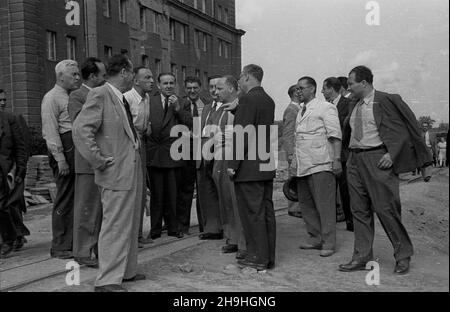 Warszawa, 1948-08-01. Wizyta ministra handlu zagranicznego Czechos³owacji Antona Gregora (5L) na placu budowy Trasy W-z. NZ. Delegacja rz¹du Czechos³owacji na budowie mostu Œl¹sko-D¹browskiego w towarzystwie Komisarza Odbudowy ds. Trasy W-Z Józefa Sigalina (4L), in¿. Henryka Janczewskiego (3P). mta PAP Dok³adny dzieñ wydarzenia nieustalony. Warschau, 1. August 1948. Der Besuch des tschechoslowakischen Außenwirtschaftsministers Anton Gregor (5th links) auf der Baustelle der W-Z (Ost-West) Route. Im Bild: Die tschechoslowakische Regierungsdelegation auf der Baustelle der Slasko-Dabrowski-Brücke Stockfoto