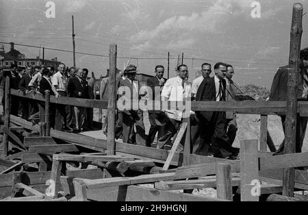 Warszawa, 1948-08-01. Wizyta ministra handlu zagranicznego Czechos³owacji Antona Gregora (5P) na placu budowy Trasy W-z. NZ. Delegacja rz¹du Czechos³owacji na budowie tunelu na Trasie W-Z (Stare Miasto, ul. Miodowa) w towarzystwie Komisarza Odbudowy ds. Trasy W-Z Józefa Sigalina (3P), in¿. Henryka Janczewskiego (4P). mta PAP Dok³adny dzieñ wydarzenia nieustalony. Warschau, 1. August 1948. Der Besuch des tschechoslowakischen Außenwirtschaftsministers Anton Gregor (5th rechts) auf der Baustelle der W-Z-Strecke (Ost-West). Im Bild: Die tschechoslowakische Regierungsdelegation auf der Baustelle der Stockfoto