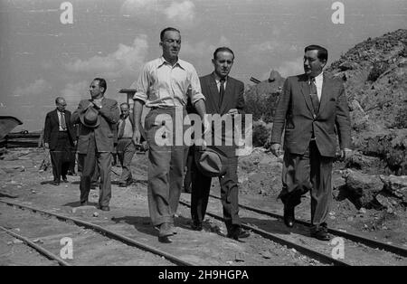 Warszawa, 1948-08-01. Wizyta ministra handlu zagranicznego Czechos³owacji Antona Gregora (2P) na placu budowy Trasy W-z. NZ. Delegacja rz¹du Czechos³owacji na budowie mostu Œl¹sko-D¹browskiego w towarzystwie Komisarza Odbudowy ds. Trasy W-Z Józefa Sigalina (3P) oraz cz³onka Polskiej Partii Robotniczej Stefana Jêdrychowskiego (2L). mta PAP Dok³adny dzieñ wydarzenia nieustalony. Warschau, 1. August 1948. Der Besuch des tschechoslowakischen Außenwirtschaftsministers Anton Gregor (2nd rechts) auf der Baustelle der W-Z-Strecke (Ost-West). Im Bild: Die Delegation der tschechoslowakischen Regierung bei der constructio Stockfoto