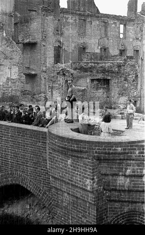 Warszawa, 1948-08. Miêdzynarodowa Conferencja M³odzie¿y Pracuj¹cej, 8-14 sierpnia. NZ. Delegaci Œwiatowej Federacji M³odzie¿y Demokratycznej (World Federation of Democratic Youth) na Barbakanie. ka PAP Dok³adny dzieñ wydarzenia nieustalony. Warschau, 1948. August. Die Internationale Konferenz Der Arbeitenden Jugend, 8.-14. August. Im Bild: Delegierte der Weltföderation der Demokratischen Jugend auf dem Barbican. ka PAP Stockfoto