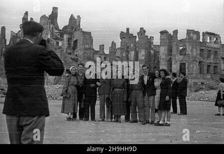 Warszawa, 1948-08. Miêdzynarodowa Conferencja M³odzie¿y Pracuj¹cej, 8-14 sierpnia. NZ. Przedstawiciele Œwiatowej Federacji M³odzie¿y Demokratycznej (World Federation of Democratic Youth) na Rynku Starego Miasta. ka PAP Dok³adny dzieñ wydarzenia nieustalony. Warschau, 1948. August. Die Internationale Konferenz der arbeitenden Jugend, 8.-14. August. Im Bild: Delegierte des Weltverbandes der Demokratischen Jugend auf dem Altstadtmarkt. ka PAP Stockfoto