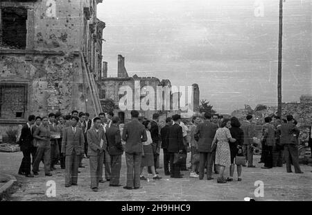 Warszawa, 1948-08. Miêdzynarodowa Conferencja M³odzie¿y Pracuj¹cej, 8-14 sierpnia. NZ. Przedstawiciele Œwiatowej Federacji M³odzie¿y Demokratycznej (World Federation of Democratic Youth) zwiedzaj¹ Stare Miasto. ka PAP Dok³adny dzieñ wydarzenia nieustalony. Warschau, 1948. August. Die Internationale Konferenz der arbeitenden Jugend, 8.-14. August. Im Bild: Delegierte der Weltföderation der Demokratischen Jugend besuchen die Altstadt. ka PAP Stockfoto