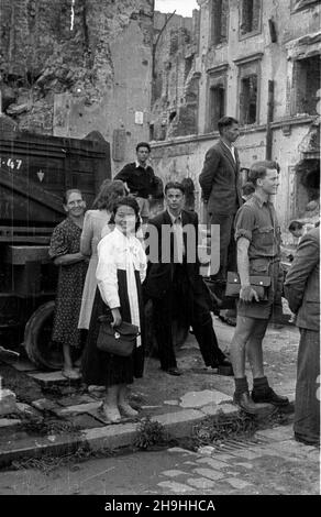 Warszawa, 1948-08. Miêdzynarodowa Conferencja M³odzie¿y Pracuj¹cej, 8-14 sierpnia. NZ. Delegaci Œwiatowej Federacji M³odzie¿y Demokratycznej (World Federation of Democratic Youth) zwiedzaj¹ Stare Miasto. ka PAP Dok³adny dzieñ wydarzenia nieustalony. Warschau, 1948. August. Die Internationale Konferenz der arbeitenden Jugend, 8.-14. August. Im Bild: Delegierte der Weltföderation der Demokratischen Jugend besuchen die Altstadt. ka PAP Stockfoto