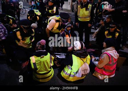 London, Großbritannien. 20th. November 2021. Metropolitan Police Officers bereiten sich darauf vor, Klimaaktivisten zu verhaften, die Vauxhall Cross in Solidarität mit den neun beleidigenden britischen Aktivisten blockiert hatten, die drei Tage zuvor von einem Richter des Obersten Gerichtshofs inhaftiert worden waren. Klimaaktivisten hatten zuvor die Lambeth-Brücke unter Verletzung einer Verfügung für rund 5 Stunden blockiert. Die Metropolitan Police verhaftete 124 Personen. Kredit: Mark Kerrison/Alamy Live Nachrichten Stockfoto