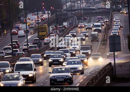 Starker Pendlerverkehr am frühen Abend auf der A3 Trunk Road in der Abenddämmerung auf dem Weg von und nach Central London. Stockfoto