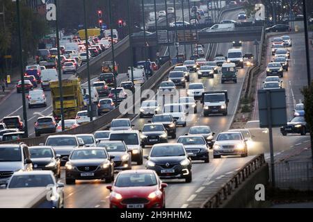 Starker Pendlerverkehr am frühen Abend in der Abenddämmerung auf der A3 Trunk Road, der von und nach Tolworth Surrey fährt. Stockfoto