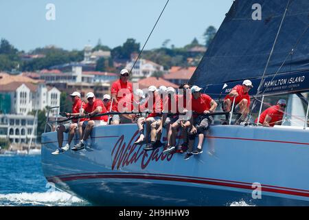 Sydney, Australien. 7th. Dezember 2021; Cruising Yacht Club of Australia, Sydney, NSW, Australien: SOLAS Big Boat Challenge; Crew der Mini-Maxi-Division-Yacht Wild Oats X, die von Mark Richards im Sitzen auf der Steuerbordseite der Yacht gesiegt wurde Credit: Action Plus Sports Images/Alamy Live News Stockfoto