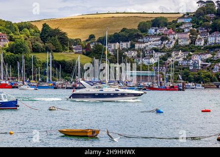 DARTMOUTH, DEVON, Großbritannien - JULI 29 : Blick auf ein leistungsstarkes Motorboot, das am 29. Juli 2012 den Fluss Dart in Dartmouth, Devon, entlanhrt. Drei nicht identifizierte pe Stockfoto