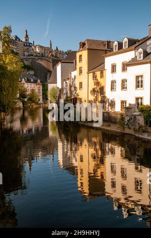 Blick auf die alte, historische Stadt Luxemburg-Stadt am Fluss Alzette im Grund-Tal. Stockfoto