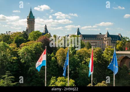 Musée de la Banque (Bankmuseum, links) und Gebäude der Staatsbank und des Sparfonds mit luxemburgischen und EU-Flaggen im Vordergrund, Luxemburg-Stadt. Stockfoto