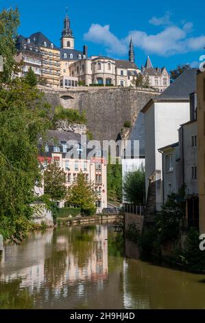 Blick auf die alte, historische Stadt Luxemburg-Stadt am Fluss Alzette im Grund-Tal. Stockfoto